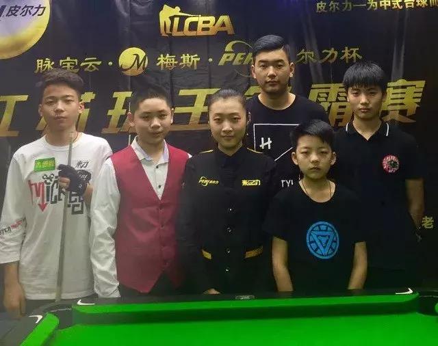 仅展现了两 仅展现了两